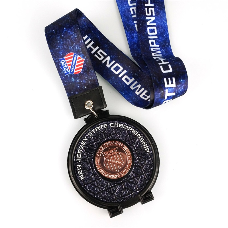Ръчен дизайн Състезателна метална стъклена медали Антични Пларени Зимни игри 2022 Медали