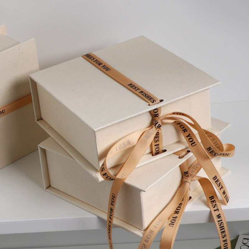 Подаръчна кутия с формата на книга по поръчка с коприна