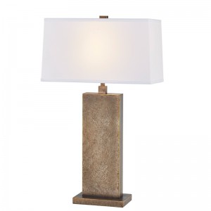 Декоративна антична желязна лампа за маса при влизане на обществено пространство