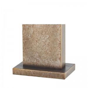 Декоративна антична желязна лампа за маса при влизане на обществено пространство