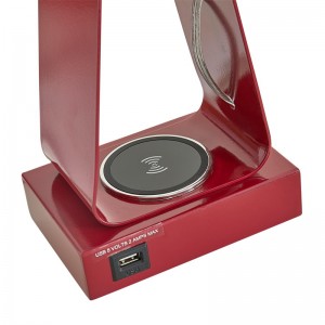 Малка настолна лампа с червено покритие, USB порт за зареждане, безжична станция за зареждане и на/off Rocker Switch в стаята