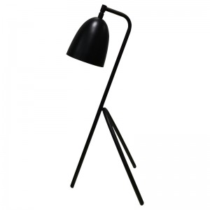 Настолна лампа с три крака с черно покритие и на/off рокер превключвател на опашка в стаята