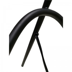 Настолна лампа с три крака с черно покритие и на/off рокер превключвател на опашка в стаята