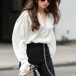 Френска бяла риза с дълги ръкави 2023 Нов разгънат ръкав тънък темперамент V-образно декол