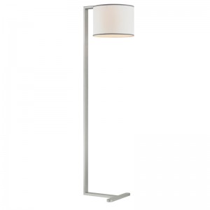 Диван на хотел Hiltom до подова лампа със сребърен завършек в стаята