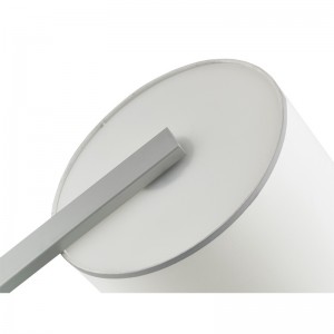 Диван на хотел Hiltom до подова лампа със сребърен завършек в стаята