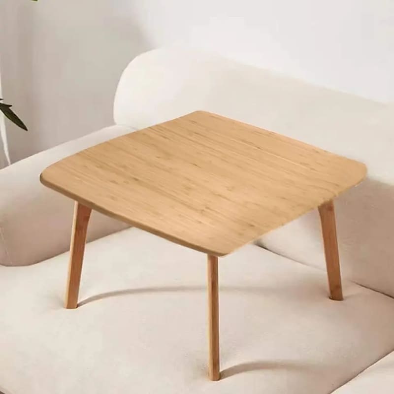 Масата с нисък чай седи на пода на квадратна татами маса бамбук мебели