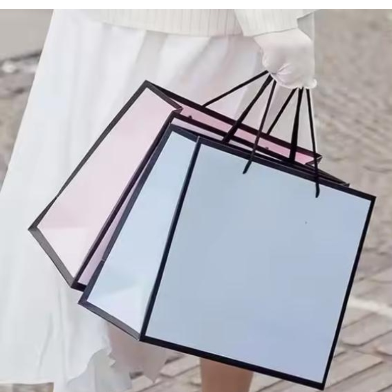 Персонализирани луксозни дрехи Опаковка за опаковка бяла чанта за подарък Bolsas de Papel Пакетни опаковки хартиени чанти с дръжки за дрехи