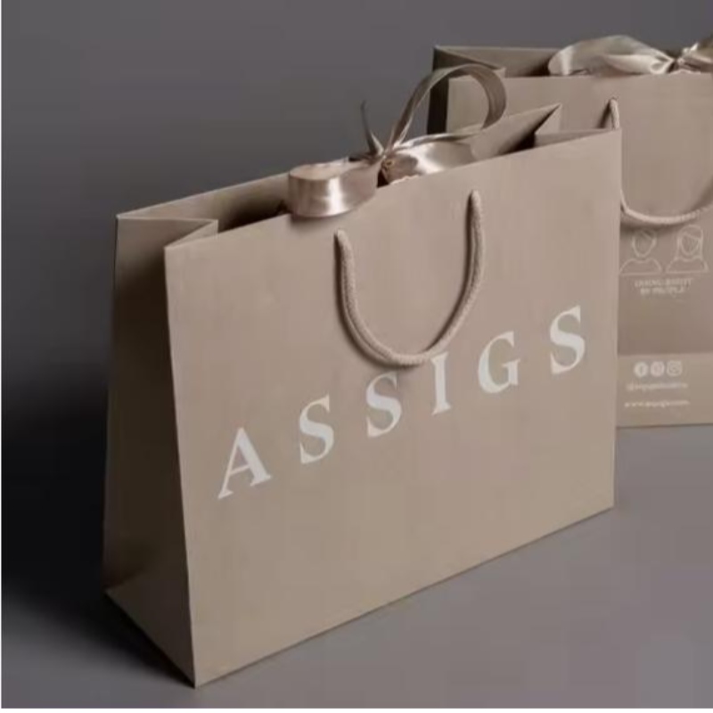 Персонализирани луксозни дрехи Опаковка за опаковка бяла чанта за подарък Bolsas de Papel Пакетни опаковки хартиени чанти с дръжки за дрехи