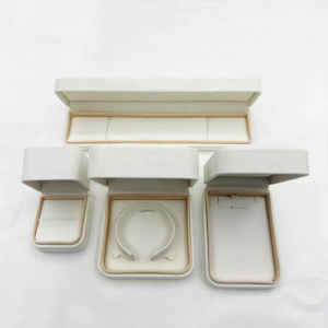 Персонализирани кожени луксозни обеци за колие от гривна