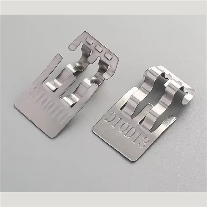 Метални щамповани части Медна стомана Електрическа Електрическа Електронна Контактна батерия контактен шрапнел