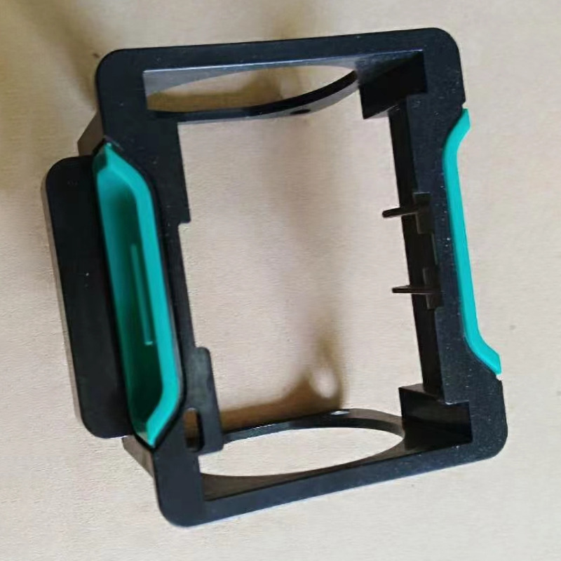 Двуцветни пластмасови части