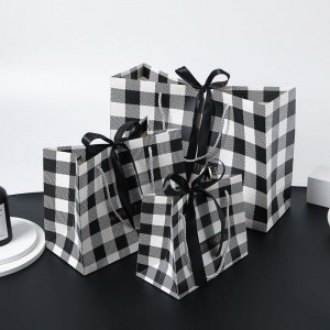 Шикозна карирана крафт чанта за подарък