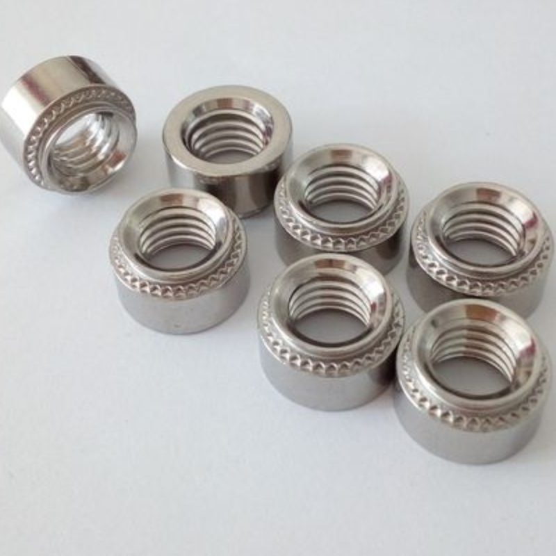 Себе си-Clicking Nuts: Малка закопчалка с големи предимства