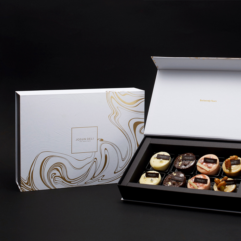 Златна минималистична подаръчна кутия